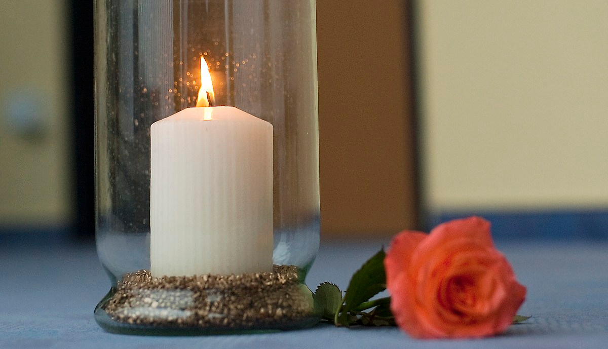 Ein Mensch ist gestorben. Eine Kerze vor einem Patientenzimmer. Copyright: Ricam Hospiz, (C) Cathrin Bach - Konzept und Bild.